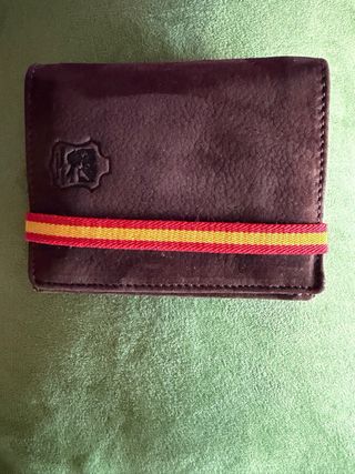 Cartera de piel con goma