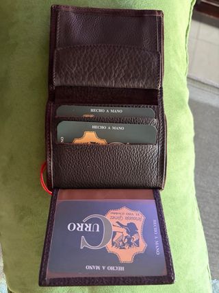 Cartera de piel con goma