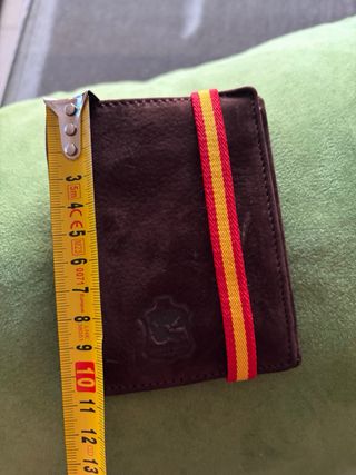 Cartera de piel con goma