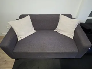 Sofá de tela gris y beige