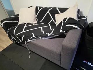 Sofá de tela gris y beige