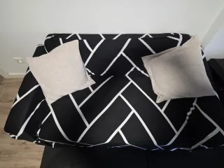 Sofá de tela gris y beige