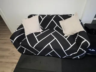 Sofá de tela gris y beige