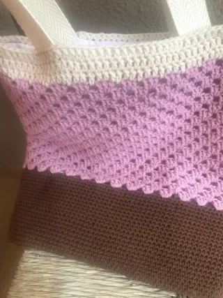 Bolso de crochet marrón y morado