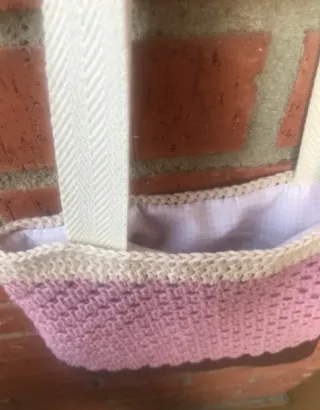 Bolso de crochet marrón y morado