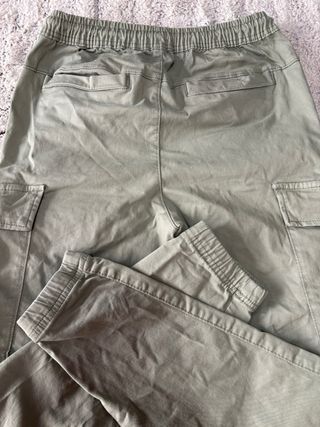 Pantalón cargo Zara verde oliva