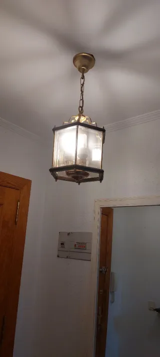 Lámpara colgante de metal y cristal