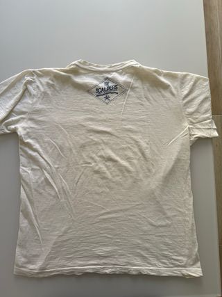 Camiseta Scalpers Blanca con Bolsillo delantero.