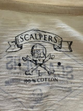 Camiseta Scalpers Blanca con Bolsillo delantero.
