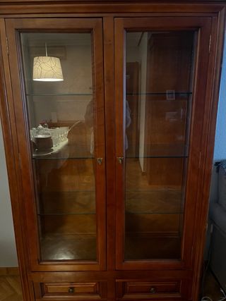 Vitrina de pino con puertas de cristal