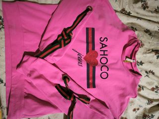 Sudadera rosa con detalles