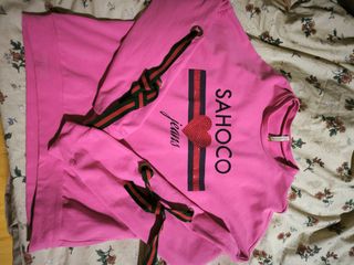 Sudadera rosa con detalles