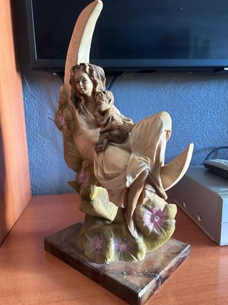 Figura de Hada Sentada en Flor