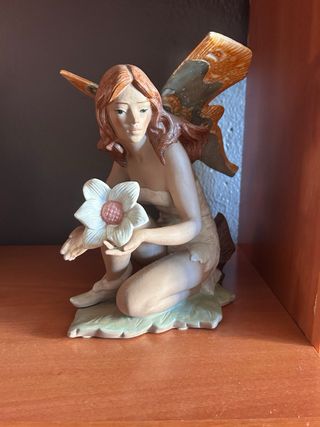 Figura de Hada Sentada en Flor
