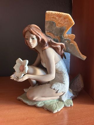 Figura de Hada Sentada en Flor