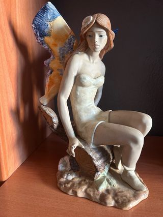 Figura de Hada Sentada en Flor
