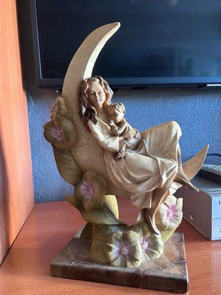 Figura de Hada Sentada en Flor