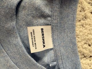 Camiseta Bershka azul con logo