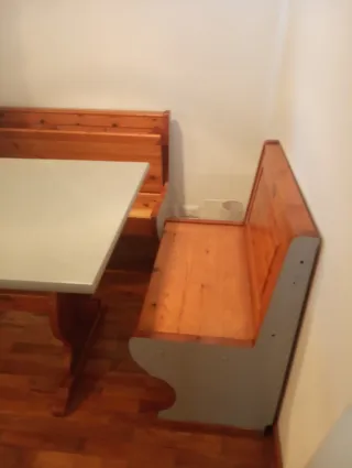 Tavolo legno massello con panche e contenitori