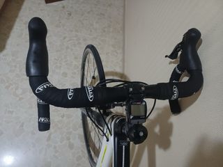 Bicicleta de carretera Lapierre, fibra de carbono.