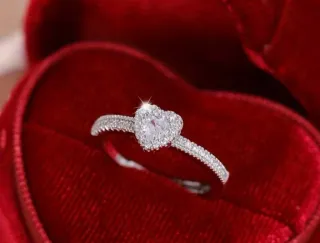 Anillo Corazón Plateado con Circonitas sintéticas.