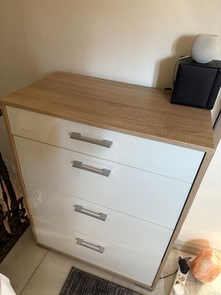 Armario blanco y madera