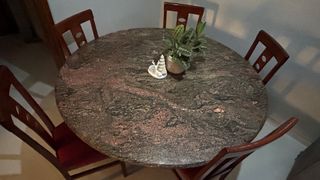Mesa redonda de mármol