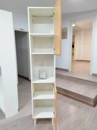 Armario de baño blanco y madera