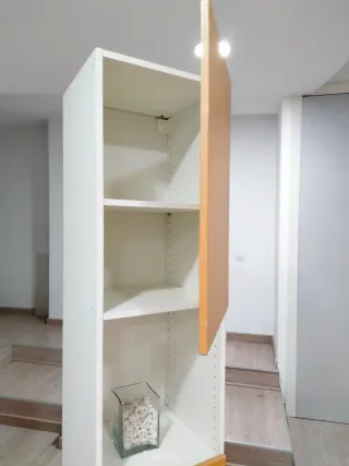 Armario de baño blanco y madera