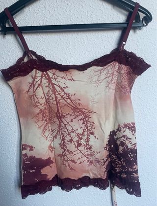 Top granate con puntilla y estampado