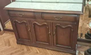 Aparador de nogal con tapa de mármol