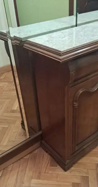 Aparador de nogal con tapa de mármol