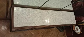 Aparador de nogal con tapa de mármol