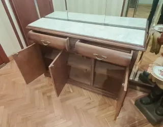 Aparador de nogal con tapa de mármol