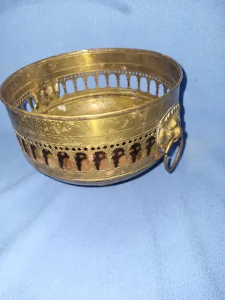 Centro de mesa latón antiguo con león y anilla