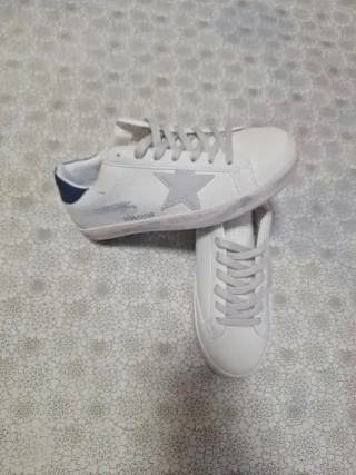 Zapatillas Blancas con Estrella Azul