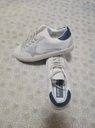 Zapatillas Blancas con Estrella Azul