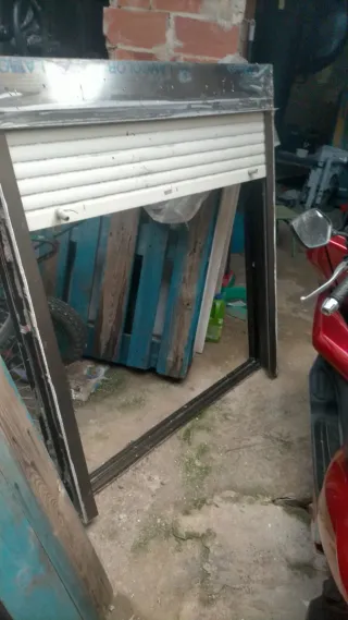 Ventana con persiana enrollable