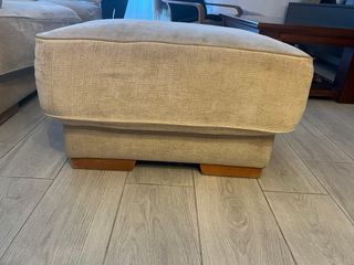 Sofá beige estructura madera con puff