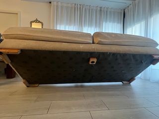 Sofá beige estructura madera con puff