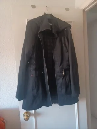 Chaqueta negra con capucha