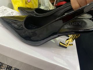 Zapatos de tacón negros y dorados ISA Logan