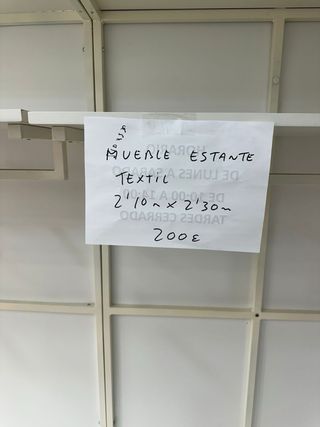 Mueble expositor blanco y azul