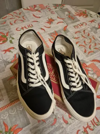 Scarpe Vans nere e bianche