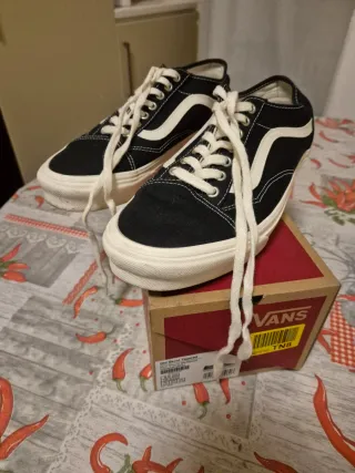 Scarpe Vans nere e bianche