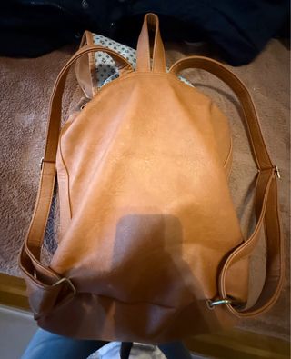 Mochila marrón con estampado de estrellas