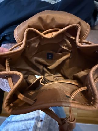 Mochila marrón con estampado de estrellas