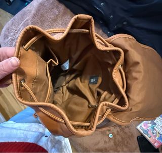 Mochila marrón con estampado de estrellas