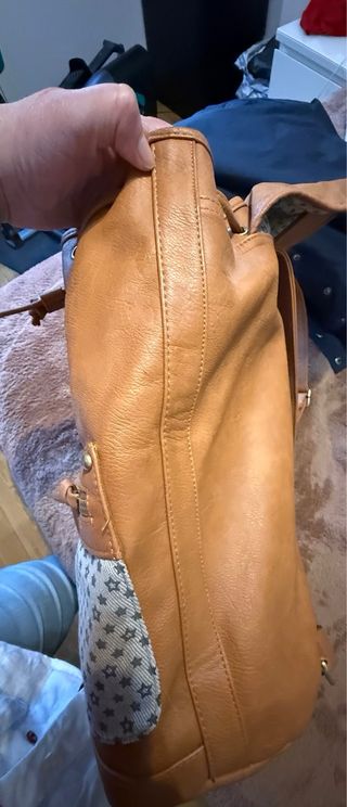 Mochila marrón con estampado de estrellas