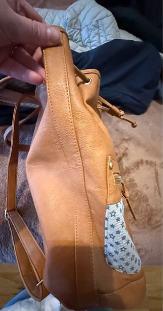 Mochila marrón con estampado de estrellas